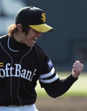 完封勝利を飾った杉内は会心のガッツポーズ(撮影・梅根麻紀)
