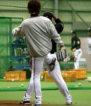 後ろから中田に蹴りを入れるダルビッシュ