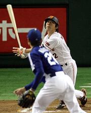 6回裏巨人無死、小笠原は勝ち越し本塁打を放つ。投手中田