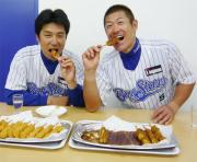 横浜石井(右)は同じ栃木・佐野出身の小関と佐野名物をパクリ