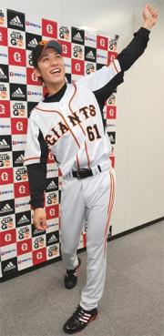 新調された巨人夏用ビジターユニホームを着てスイングを披露する坂本