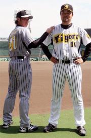 黄色と縦ジマのグラデーションの交流戦ユニホームを着る安藤(右)と岩田