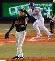 ２回裏横浜２死満塁、仁志に走者一掃の適時二塁打を浴びる金刃