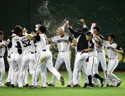 サヨナラ打を放った森本(中央)は手荒い祝福を受ける