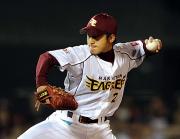 中継ぎで登板し力投する長谷部