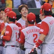 ８回１失点で５勝目を挙げ笑顔でナインとハイタッチをかわす高橋