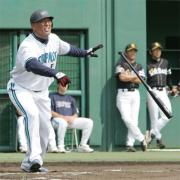 右越え本塁打を放ち、打球の行方を見る清原(撮影・渦原淳)