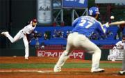 2回表西武1死二、三塁、細川のスクイズを外す岩隈(撮影・浅見桂子)