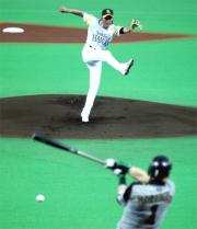始球式で森本と勝負する新庄氏（撮影・黒川智章）