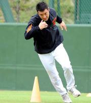 ショートダッシュで汗を流す巨人高橋尚(撮影・為田聡史)