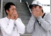 楽天長谷部(左)と永井は、かん口令のため口をふさぎ球場を後にした