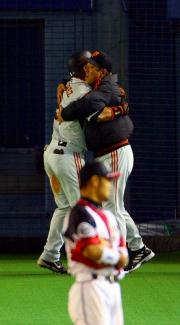 3点本塁打を放ったラミレス(左)を抱きしめる原監督。手前は今江