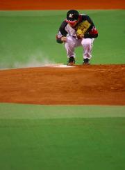 ロージンバックに手をやるロッテの唐川(撮影・たえ見朱実)