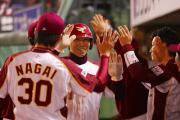 フェルナンデスの適時打で生還しナインの祝福を受ける塩川