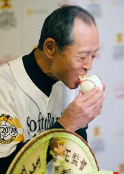 試合前、王監督は報道陣が用意したボール型のケーキにかぶりつく