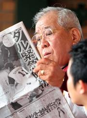 日刊スポーツを熟読する楽天野村監督