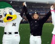 交流戦12勝目を挙げマスコットとともにファンの声援に応える小林宏