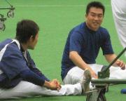 山本昌（右）は、赤坂に取材を敢行