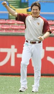 練習中、コーチに向けガッツポーズをする田中（撮影・神戸崇利）