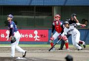 1回裏日本ハム2死、由規(左)から右越え本塁打を放つ中田