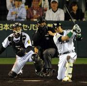 ７回表ソフトバンク１死満塁、空振りの三振に倒れる小久保