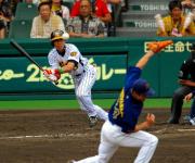 7回裏阪神2死三塁、赤星は中前に決勝適時打を放つ。投手本柳