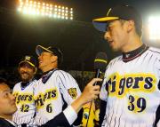お立ち台に上がった、左から下柳、金本は、矢野へのインタビューで爆笑