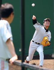 投球練習を行った上原。左は高橋尚