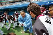 試合前のロッテ円陣で輪の中心になって気合を入れる千代大海
