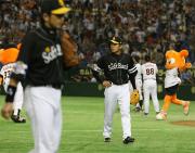 サヨナラ負けした佐藤は肩を落としベンチへ引き揚げる。手前左は松田