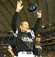 王監督は交流戦の優勝を決め、声援に手を挙げて応える(撮影・進尚幸)