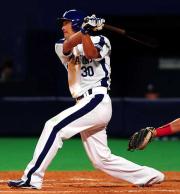 ７回裏中日２死一、二塁、勝ち越しの２点適時打を放つ小池