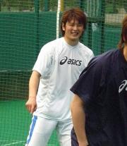西武涌井は練習中に笑顔をのぞかせる