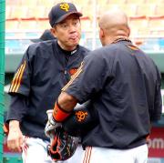 ラミレス(右)と熱心にトークする原監督(撮影・中島郁夫)