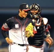 ６回２安打無失点と好投したロッテ唐川（左）は青松の祝福に笑顔を見せる