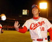 勝ち投手になった前田健はファンにサインボールを投げ込む