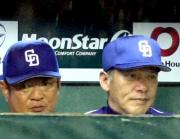 阪神に勝ち越し点を奪われベンチで厳しい表情を浮かべる落合監督(右)