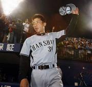 ヒーローの矢野は観衆の声援に手を振って応える