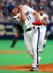 4回表巨人2死一、三塁、川上は古城を空振り三振に切りガッツポーズ