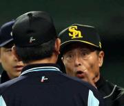7回表、ホームでのクロスプレーのアウト判定に猛抗議する王監督