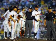 先発バーンサイドに代わりマウンドに上がる東野(撮影・為田聡史)