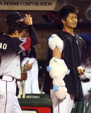 ウイニングボールを手渡され勝利の余韻に浸る唐川（撮影・鈴木豊）