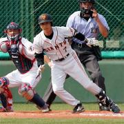 遊ゴロに倒れる二岡(撮影・野上伸悟)