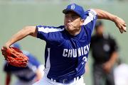 中日先発の山本昌は、舌を出しながら老かいな投球で今季４勝目を挙げる