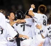 ９回裏、福浦（中央）はサヨナラ打を放ち西岡と抱き合う