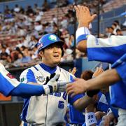 2回表西武無死一、二塁、3点本塁打を放った後藤はナインとハイタッチ