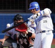 ６回裏横浜２死一塁、左越えに２７号２点本塁打を放つ村田