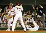 6回表、一塁カバーに走った田中(左)は塁上で長谷川と激突