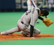 井端への投球がボールと判定され、マウンドに崩れ落ちる金村暁