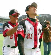 完封で８勝目を挙げた渡辺俊(右)はバレンタイン監督から肩をもまれる